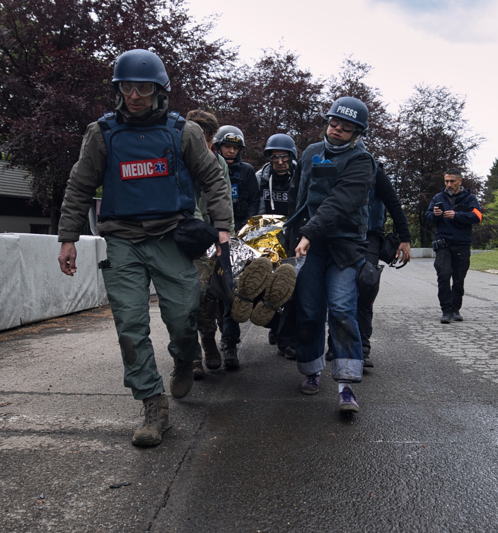 Stretcher evacuation by press team